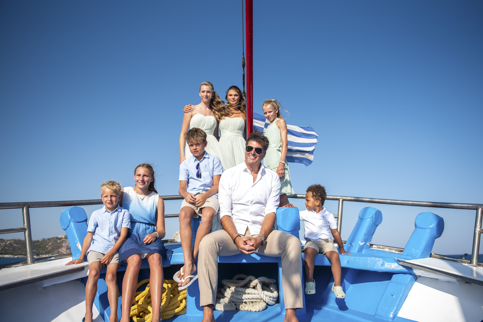 In this wedding shoot, the couple chose to arrive in a traditional boat to the ceremony, creating a cinematic setting. The blue of the Aegean and the natural light of the Greek summer lent magic to the moment, while the authentic element enhanced the uniqueness of their photographs